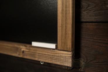 Rahmen der Kreidetafel dient als Kreideablage